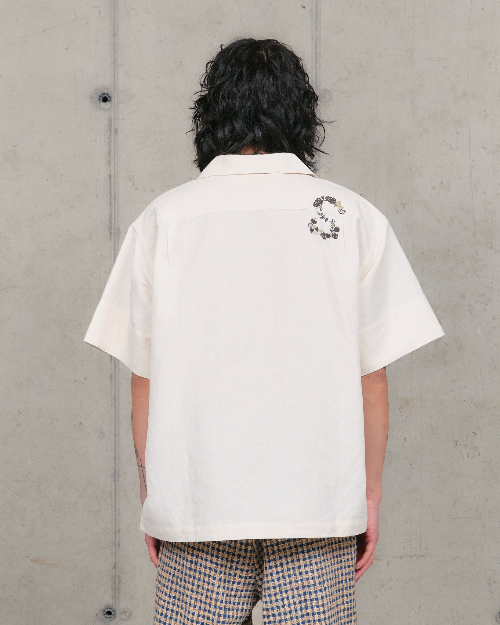 Greetings Shirt SS - Ecru Clover Embroidery